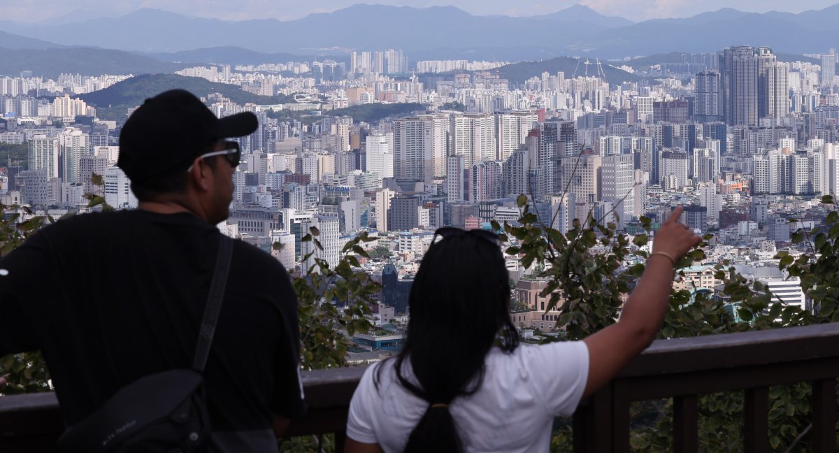 서울 남산을 찾은 관광객들이 시내와 아파트단지를 바라보고 있다. 2024.9.25/뉴스1