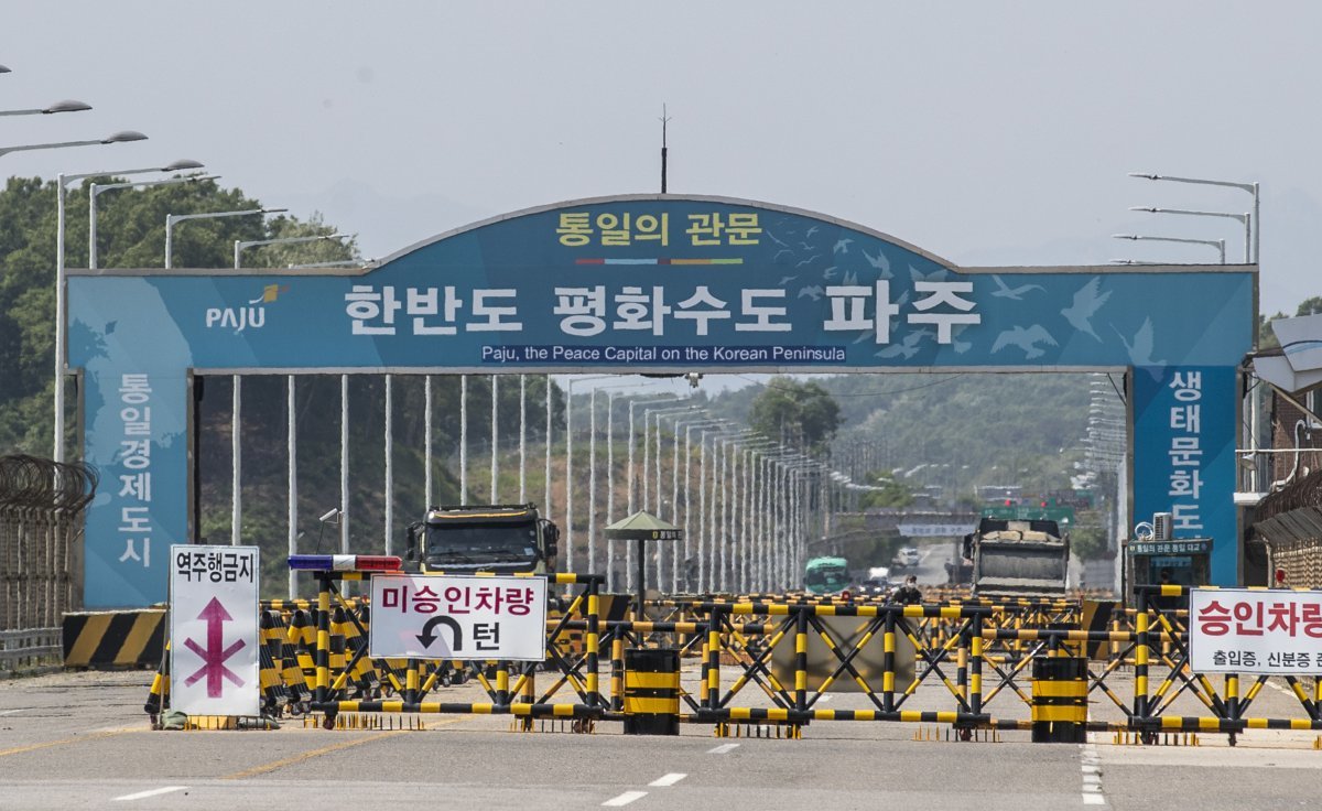 북한 내 코로나19가 확산하고 있는 16일 오후 경기 파주시 통일대교 남단에 바리케이드가 설치되어 있다. 윤석열 대통령은 이날 시정연설을 통해 “코로나 바이러스의 위협에 노출된 북한 주민에게 필요한 지원을 아끼지 않아야 한다” 며 “북한 당국이 호응한다면 코로나 백신을 포함한 의약품, 의료기구, 보건 인력 등 필요한 지원을 아끼지 않겠다”고 말했다. 2022.05.16. [파주=뉴시스]