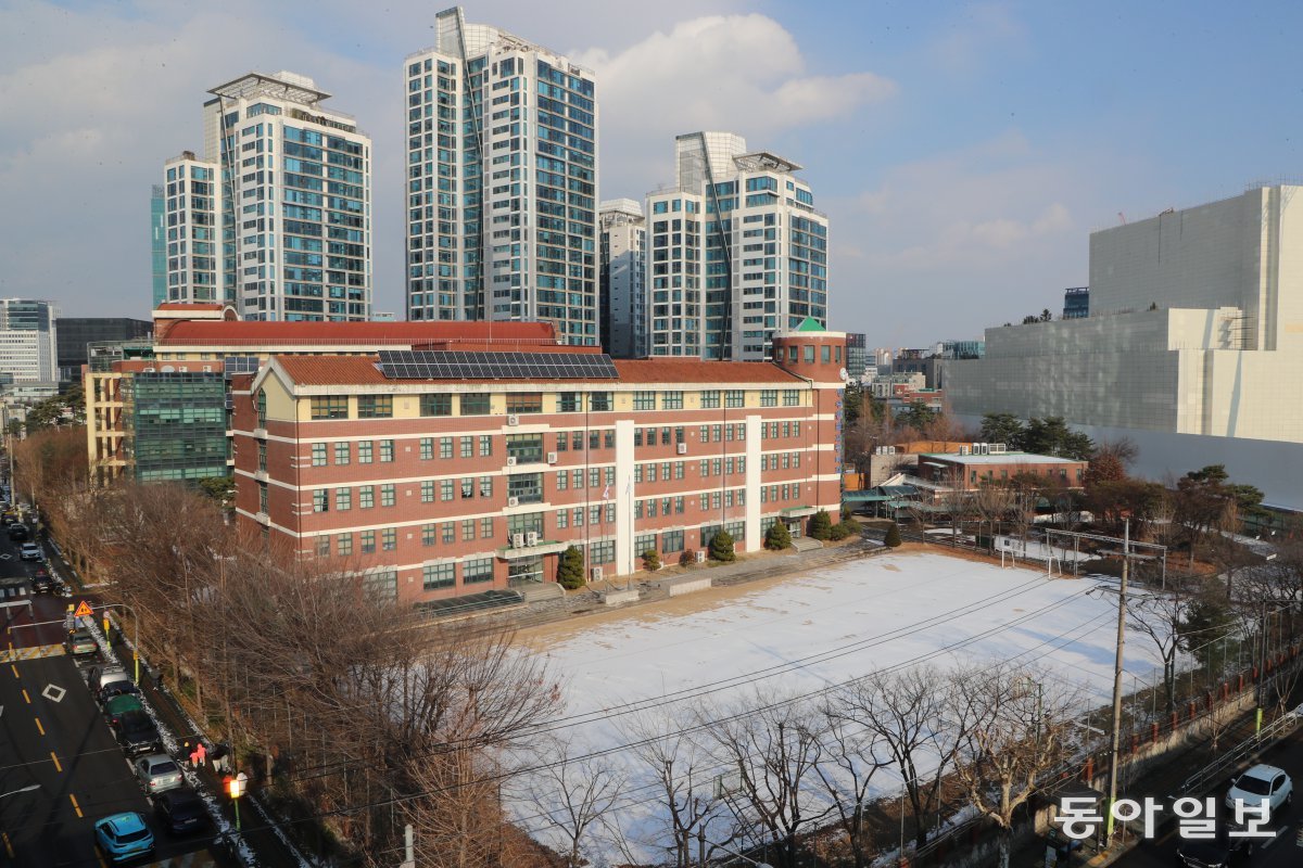 내년에 대한민국은 초고령 사회 진입이 확실시된다. 하지만 65세 이상 고령자 맞춤형 주택은 대상인구의 0.1%에 불과하다. 일본(2.0%)이나 미국(4.8%) 등 주요 선진국과 비교해도 턱없이 부족하다. 이에 정부는 고령자 맞춤형 주거시설 확보에 총력전을 펼치고 있다. 그 가운데 대도시 도심에 있는 대학시설이나 폐교, 공공청사 등을 활용하는 방안도 포함됐다. 사진은 올해 폐교된 서울 성동구 성수동 성수공업고등학교 전경이다.  동아일보 DB