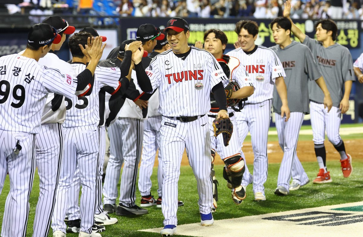 26일 서울 송파구 잠실야구장에서 열린 2024 KBO리그 키움 히어로즈와 LG 트윈스의 경기, 3-6으로 승리한 LG 트윈스 선수들이 자축하고 있다. 2024.09.26. 뉴시스