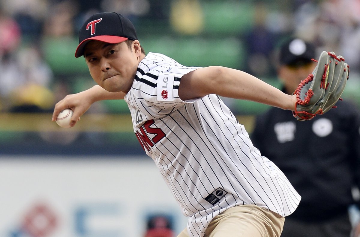 12일 오후 서울 송파구 잠실야구장에서 열린 2017 KBO 리그 한화 이글스와 LG 트윈스의 경기에 앞서 방송인 전현무가 시구를 하고 있다. 2017.05.12. 【서울=뉴시스】