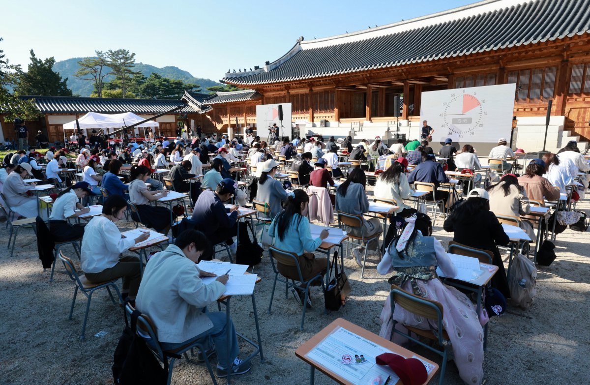 4일 오후 서울 종로구 경복궁 흥복전에서 열린 ‘전 국민 받아쓰기 대회’에서 참가자들이 받아쓰기를 하고 있다.   이번 대회는 578돌 한글날 계기로 우리 말글에 대한 관심을 높이고 정확하고 품격 있는 우리말 사용을 장려하기 위해 기획됐다. 2024.10.04. 서울=뉴시스