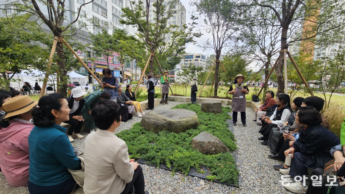 다산초당을 형상화한 LH기업정원 ‘다산칠정’에서 시민정원사들이 해설하고 있다. 남양주=김선미 기자 kimsunmi@donga.com