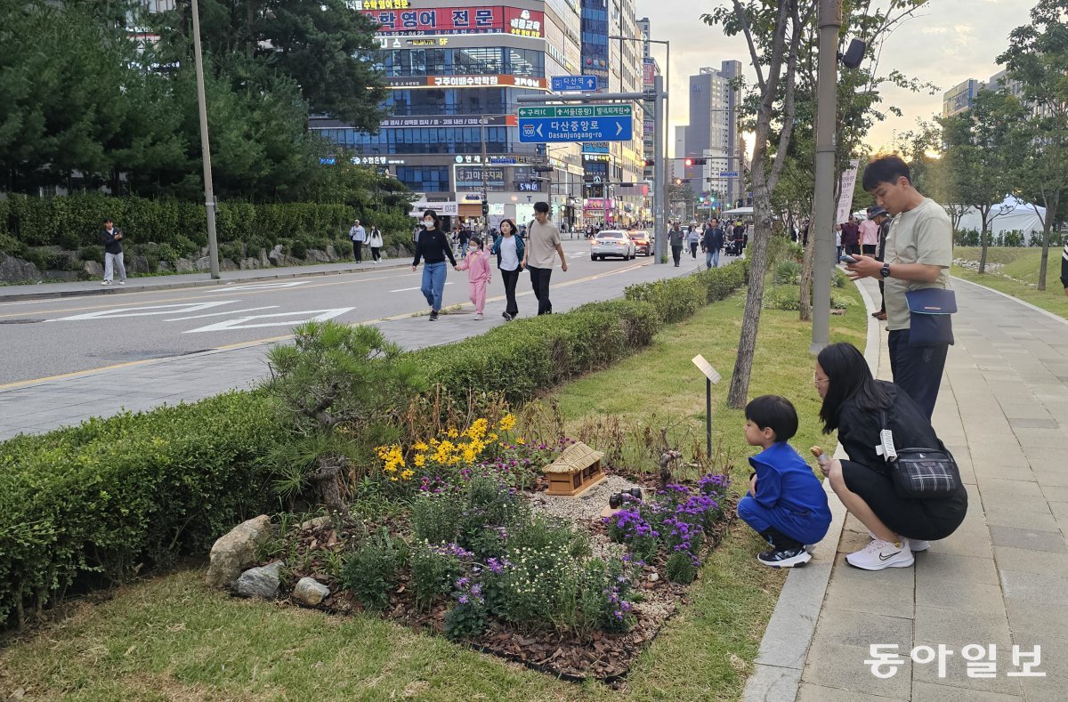 다산신도시 거리에 조성된 시민정원을 한 가족이 흥미롭게 지켜보고 있다. 남양주=김선미 기자 kimsunmi@donga.com