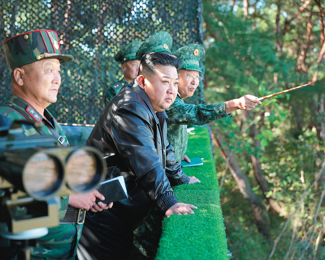 김정은, 특수작전부대 훈련기지 시찰 김정은 북한 국무위원장이 2일 서부지구의 조선인민군 특수작전부대 훈련기지를 시찰하고 있다며 북한 관영매체인 노동신문이 4일 공개한 사진. 김 위원장은 이 자리에서 “북한은 핵 보유국”이라며 “(한미가) 주권을 침해하는 무력 사용을 기도하려 든다면 가차 없이 핵무기를 포함한 수중의 모든 공격력을 사용할 것”이라고 위협했다. 노동신문 뉴스1