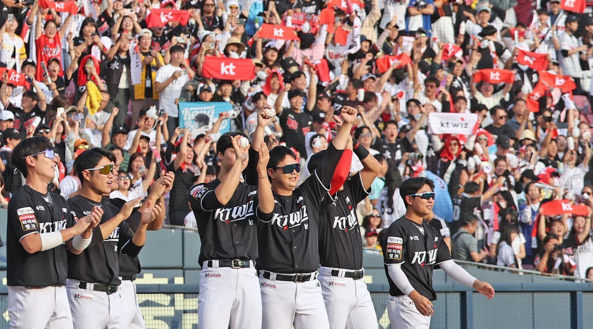 5일 오후 서울 송파구 잠실야구장에서 열린 프로야구 ‘2024 신한 SOL 뱅크 KBO 포스트시즌’ 준플레이오프 1차전 kt 위즈와 LG 트윈스의 경기에서 3대2로 승리한 KT 선수들이 기뻐하고 있다. 2024.10.5/뉴스1