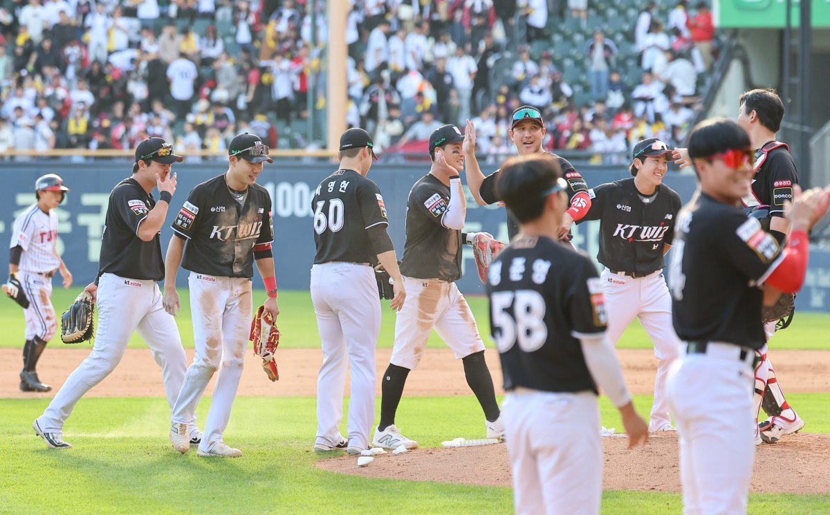 5일 오후 서울 송파구 잠실야구장에서 열린 프로야구 ‘2024 신한 SOL 뱅크 KBO 포스트시즌’ 준플레이오프 1차전 kt 위즈와 LG 트윈스의 경기, kt 선수들이 3대2 승리를 거두고 기쁨을 나누고 있다. 2024.10.5/뉴스1