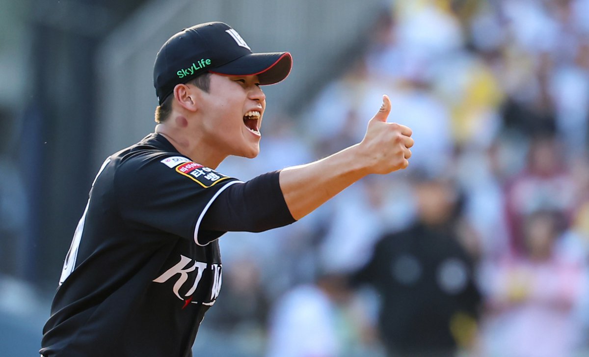 5일 오후 서울 송파구 잠실야구장에서 열린 프로야구 ‘2024 신한 SOL 뱅크 KBO 포스트시즌’ 준플레이오프 1차전 kt 위즈와 LG 트윈스의 경기, kt 박영현이 9회말을 무실점으로 막고 포효하고 있다. 2024.10.5/뉴스1