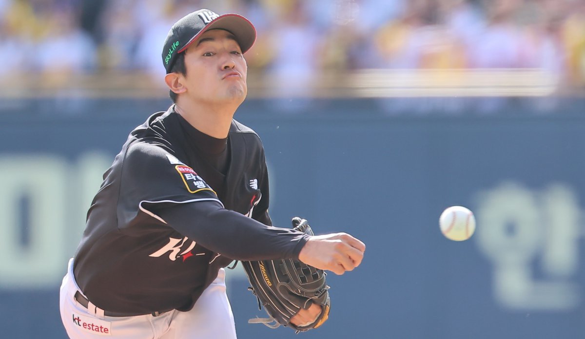 5일 오후 서울 송파구 잠실야구장에서 열린 프로야구 ‘2024 신한 SOL 뱅크 KBO 포스트시즌’ 준플레이오프 1차전 kt 위즈와 LG 트윈스의 경기, kt 선발투수 고영표가 1회말 등판해 역투하고 있다. 2024.10.5/뉴스1