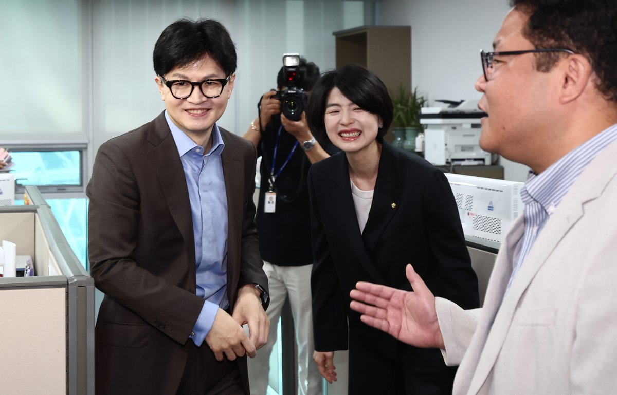 국민의힘 당권주자인 한동훈 전 비상대책위원장이 26일 오전 서울 여의도 국회 의원회관 한지아 의원실에서 한 의원을 비롯한 사무처 당직자들과 인사하고 있다. 2024.6.26/뉴스1 ⓒ News1