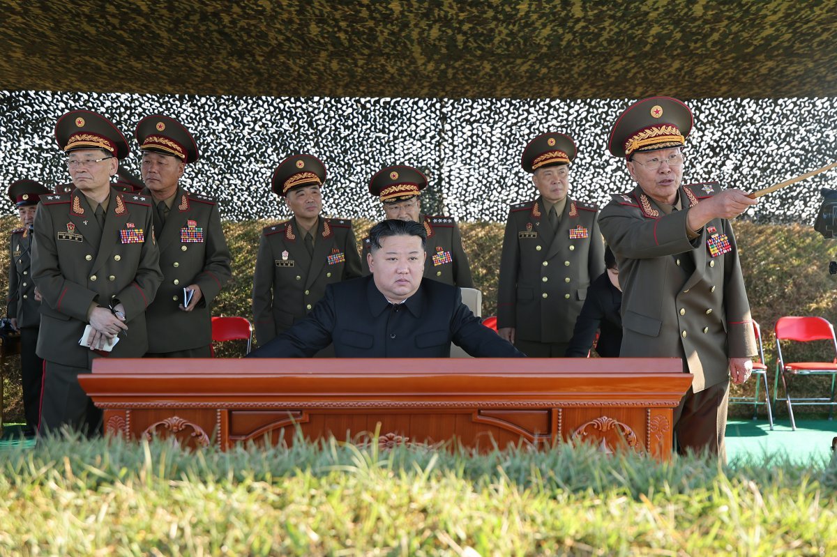 노동당 기관지 노동신문은 6일 “경애하는 김정은 동지께서 조선인민군 핵심 병종의 현역지휘관진출을 앞둔 오진우명칭 포병종합군관학교 제75기 졸업생들의 포실탄 사격훈련을 지도하시였다”라고 보도했다. (평양 노동신문=뉴스1)