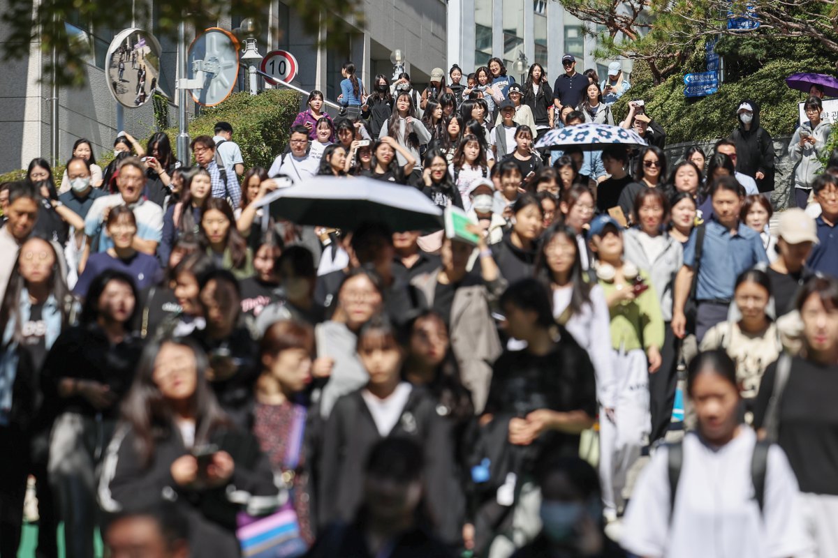 29일 서울 성북구 성신여자대학교에서 열린 ‘2025학년도 신입학 수시모집 논술고사’를 마친 수험생들이 시험을 마친 뒤 교정을 나서고 있다. 2024.9.29/뉴스1 ⓒ News1