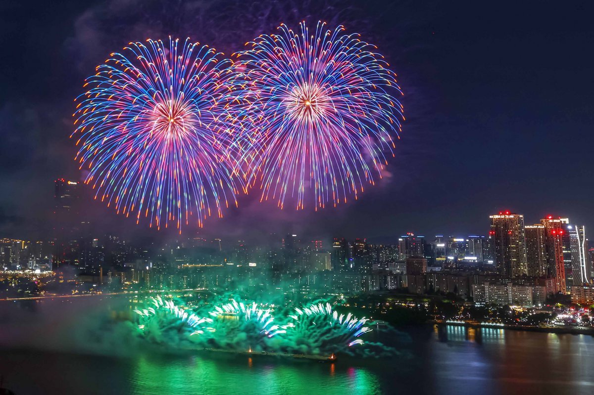 5일 밤 서울 여의도 한강공원 일대에서 열린 ‘2024 서울세계불꽃축제’에서 화려한 불꽃이 밤하늘을 수놓고 있다. 2024.10.6/뉴스1 ⓒ News1