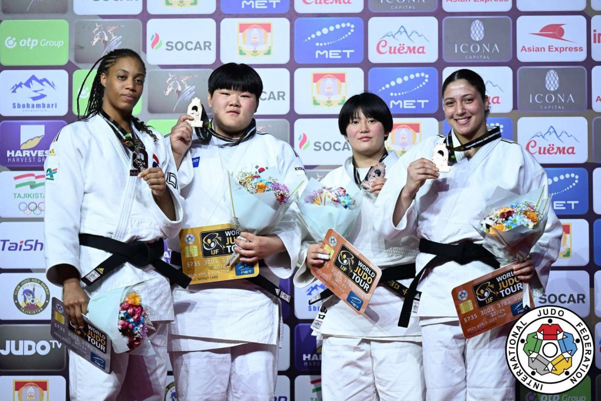 이현지(왼쪽에서 두번째)가 5일(현지시간) 타지키스탄에서 열린 국제유도연맹(IJF) 세계청소년선수권에서 우승 뒤  시상대 위에서 금메달을 들어보이고 있다. 사진 출처 IJF 홈페이지