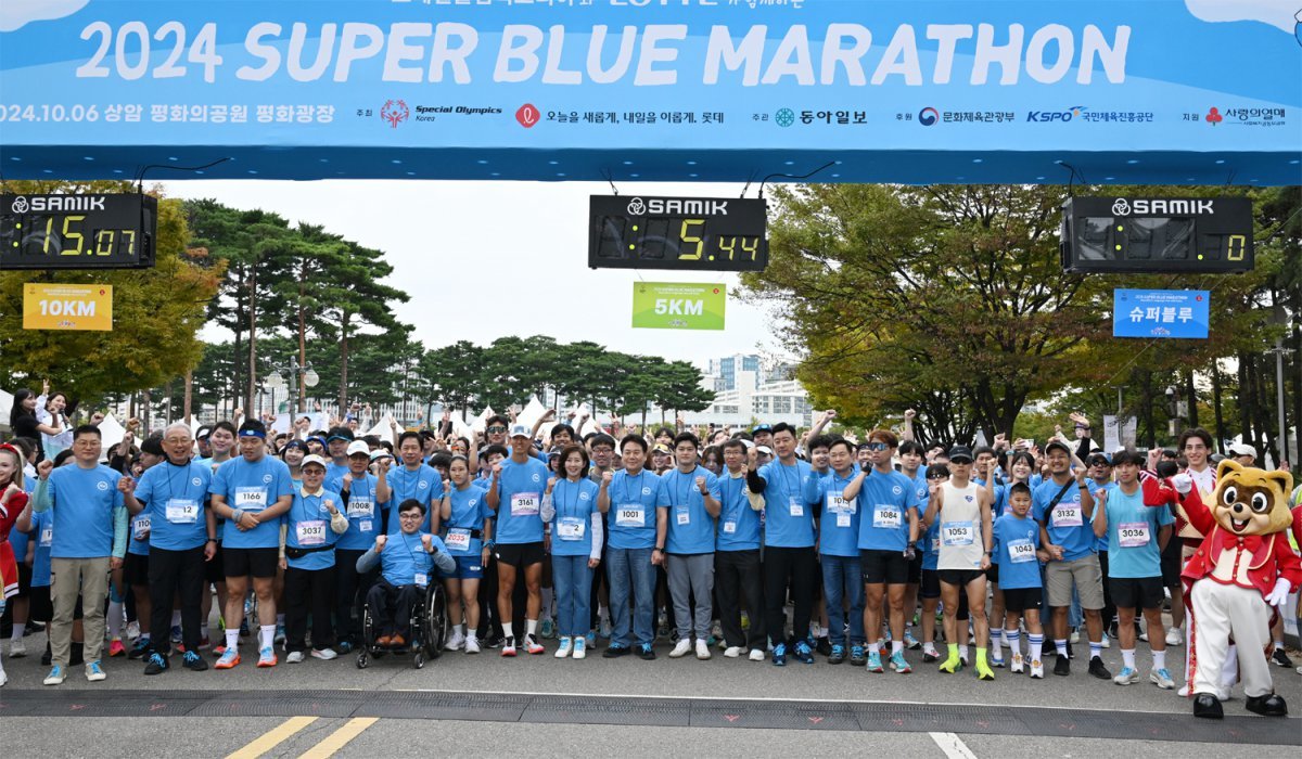 장애인과 비장애인이 함께 걷고 달리는 ‘2024 슈퍼블루마라톤’이 6일 서울 마포구 평화의공원 평화광장 일원에서 스페셜올림픽코리아(SOK)와 롯데 공동 주최로 열렸다. 이날 정양석 SOK 회장, 나경원 SOK 명예회장(국회의원), 이갑 롯데지주 커뮤니케이션 실장, 김용태 국회의원 등이 출발선에서 참가자들을 격려했다. 슈퍼블루마라톤 사무국 제공