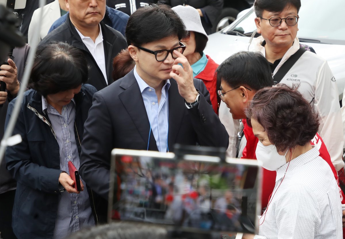 한동훈 국민의힘 대표가 6일 오전 부산 금정구 남산성당 앞에서 윤일현 금정구청장 후보 지지를 호소하며 안경을 고쳐쓰고 있다. 2024.10.6/뉴스1