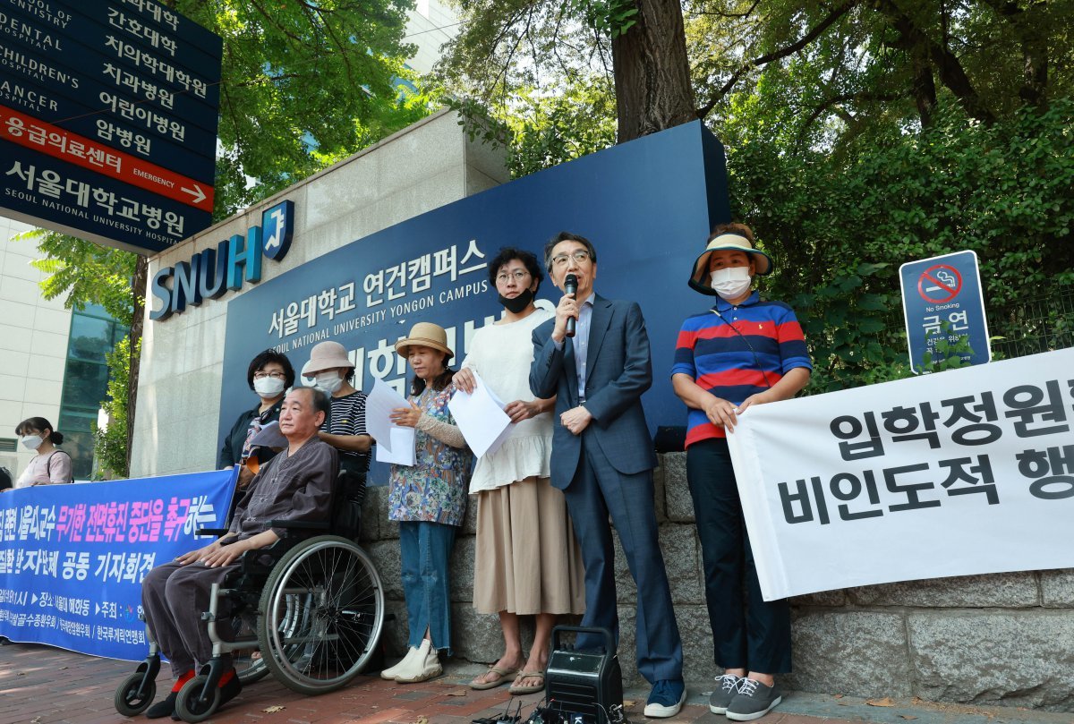 12일 서울 종로구 서울대학교 병원 후문 앞에서 열린 전공의 집단 사직 관련 서울대 교수 무기한 전면휴진 중단을 촉구하는 중증질환 환자단체 공동 기자회견에서 김성주 한국중증질환연합회 회장이 발언을 하고 있다. 2024.06.12.[서울=뉴시스]