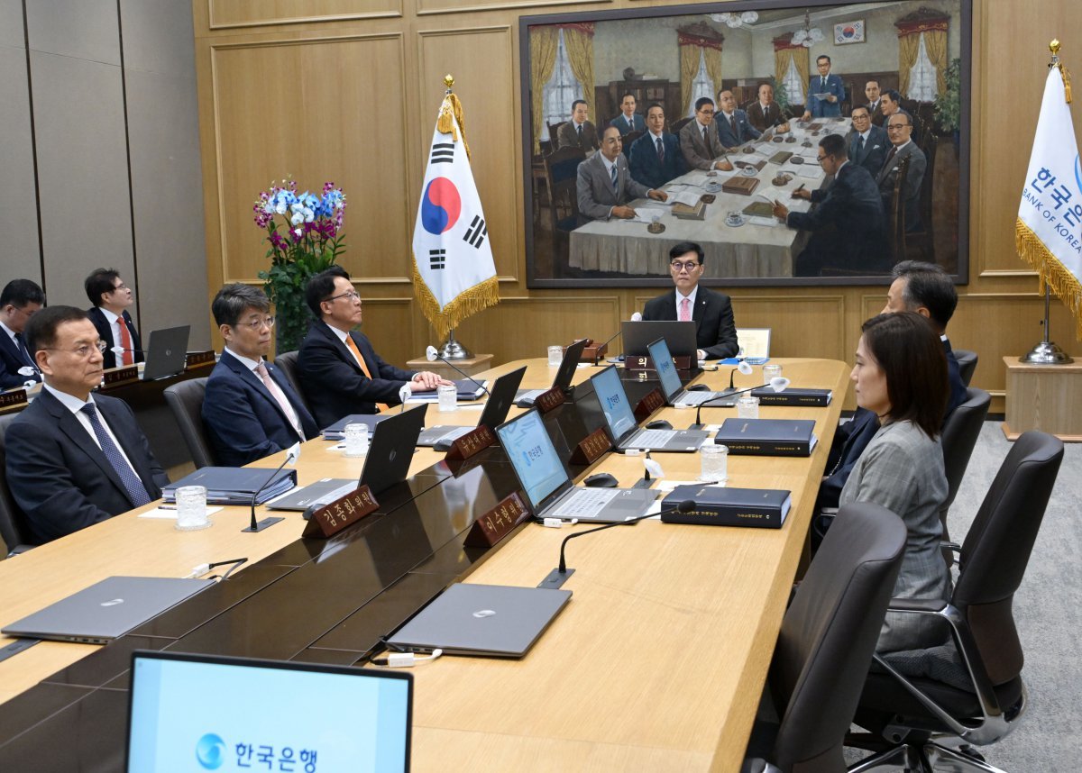 이창용 한국은행 총재가 22일 오전 서울 중구 한국은행 본관에서 금융통화위원회 본회의를 주재하고 있다. 2024.08.22. 뉴시스