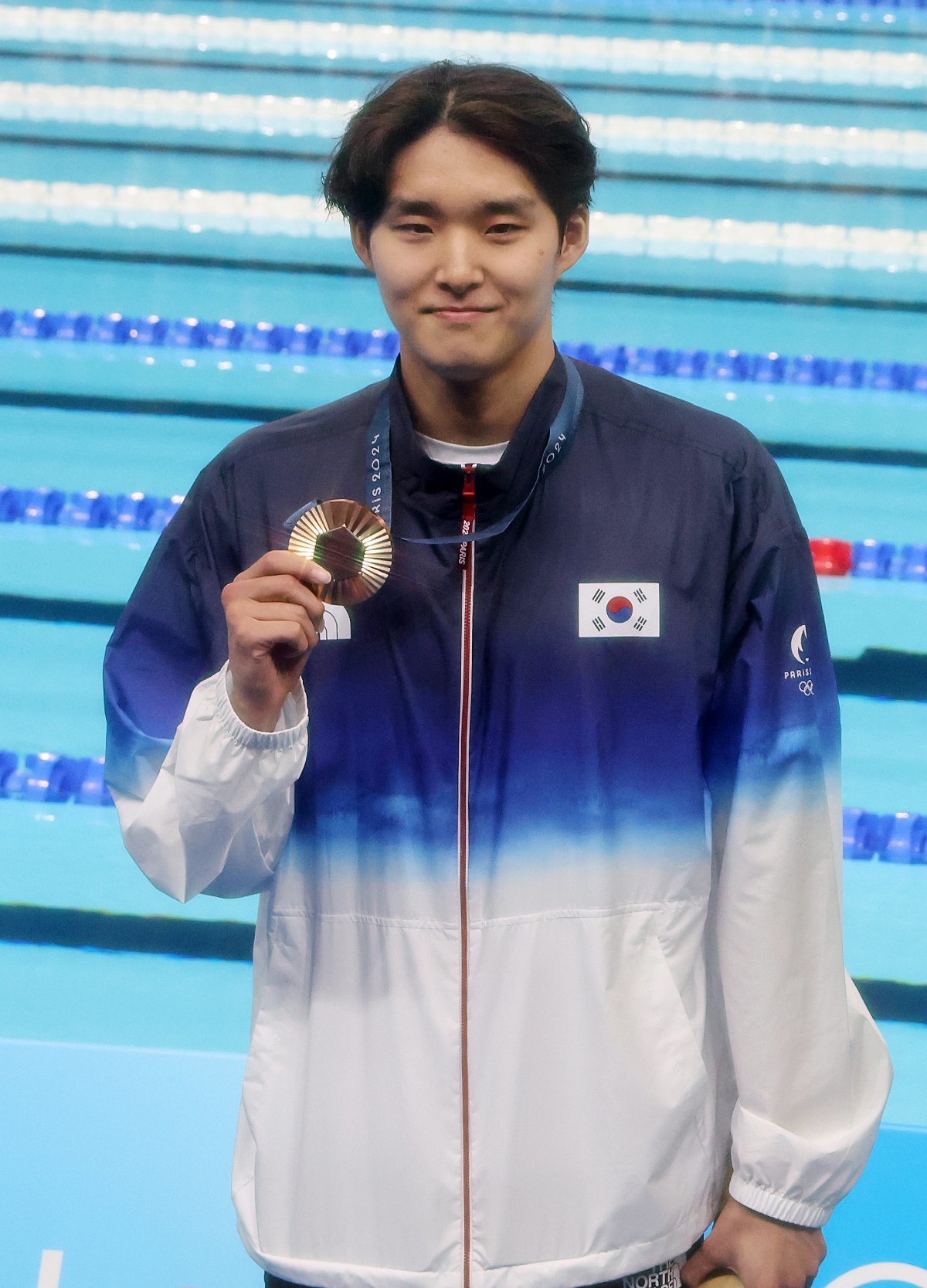 28일(한국시간) 프랑스 파리 라데팡스에서 열린 남자 400M 자유형 결승에서 동메달을 차지한 김우민이 시상식을 마친 뒤 기념촬영을 하고 있다. 2024.7.28/뉴스1 ⓒ News1