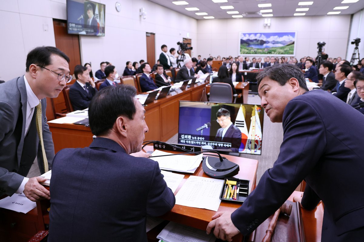 국회 외교통일위원회 김석기 위원장(가운데)와 여야 간사인 김건, 김영배 의원이 7일 오전 서울 여의도 국회에서 열린 외교통일위원회회의 외교부 등에 대한 국정감사에서 대화하고 있다. 2024.10.7/뉴스1