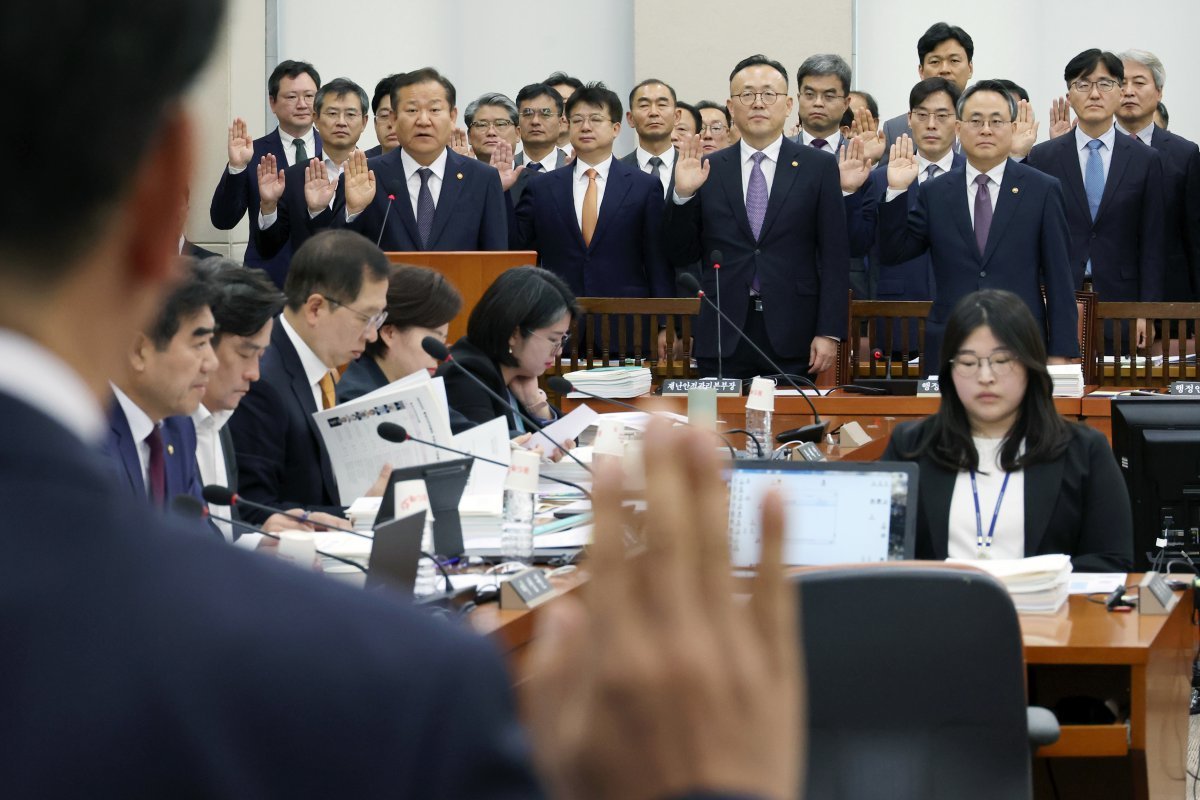 7일 오전 서울 여의도 국회에서 열린 행정안전위원회의 행정안전부 등에 대한 국정감사에 이상민 행정안전부 장관 등 피감기관장 등 관계자들이 증인선서를 하고 있다. 2024.10.07. 뉴시스