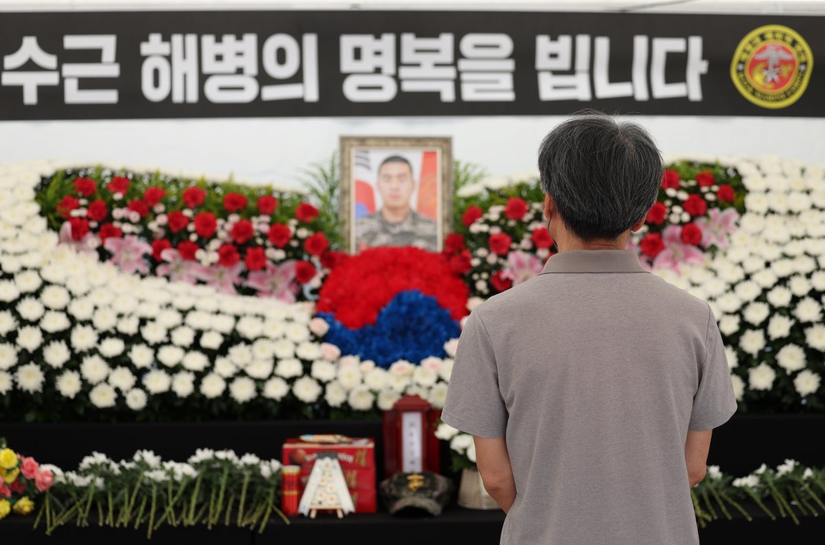 19일 서울 중구 청계광장에 마련된 ‘채상병 1주기 분향소’에서 한 시민이 추모하고 있다. 2024.07.19. 서울=뉴시스