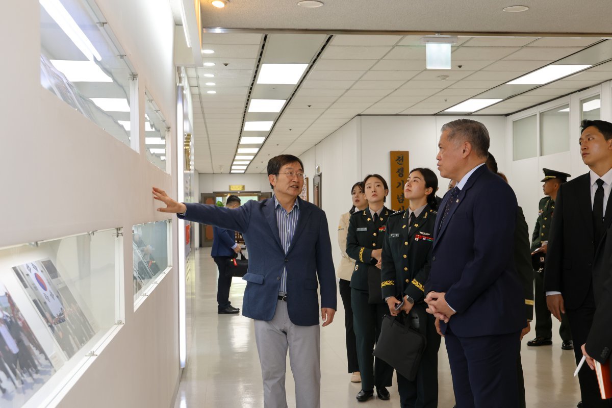 백승주 전쟁기념사업회장이 살바도르 멜초르 미손(Salvador Melchor Mison) 필리핀 국방획득자원관리차관에게 전쟁기념사업회 홍보존을 설명하고 있다.