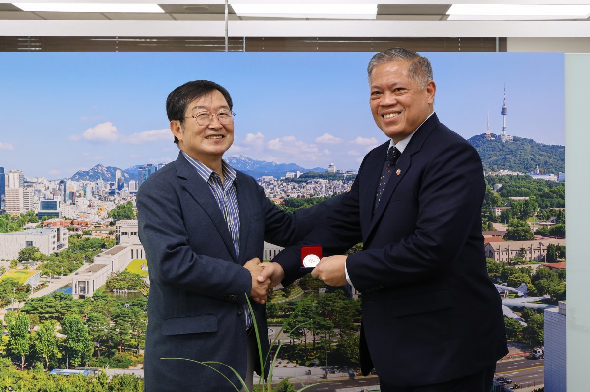 백승주 전쟁기념사업회장이 살바도르 멜초르 미손(Salvador Melchor Mison) 필리핀 국방획득자원관리차관과 기념 촬영하고 있다.