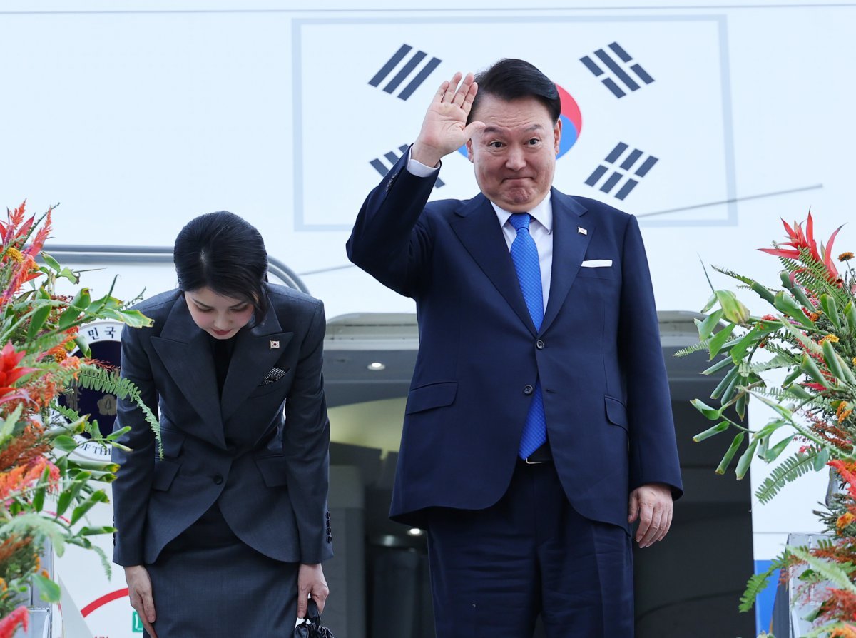 필리핀 국빈 방문을 마친 윤석열 대통령과 부인 김건희 여사가 7일(현지시각) 마닐라 니노이 아키노 국제공항에서 싱가포르 국빈 방문을 위해 공군1호기에 탑승하며 인사하고 있다. 2024.10.07. 뉴시스