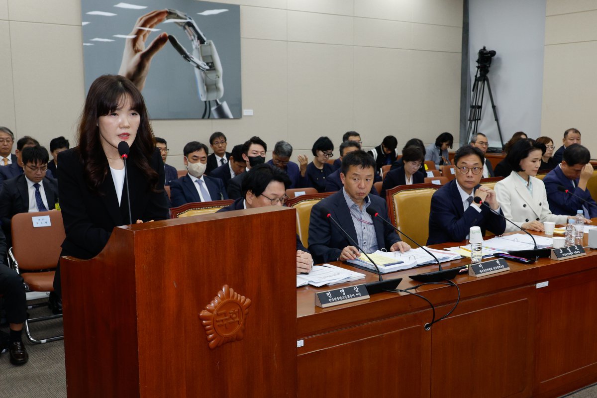 김수향 네이버 뉴스서비스 총괄전무가 7일 오후 서울 여의도 국회 과학기술정보방송통신위원회에서 열린 방송통신위원회·방송통신사무소·시청자미디어재단·한국방송광고진흥공사 국정감사에 출석해 최형두 국민의힘 간사 질의에 답하고 있다. 2024.10.7/뉴스1