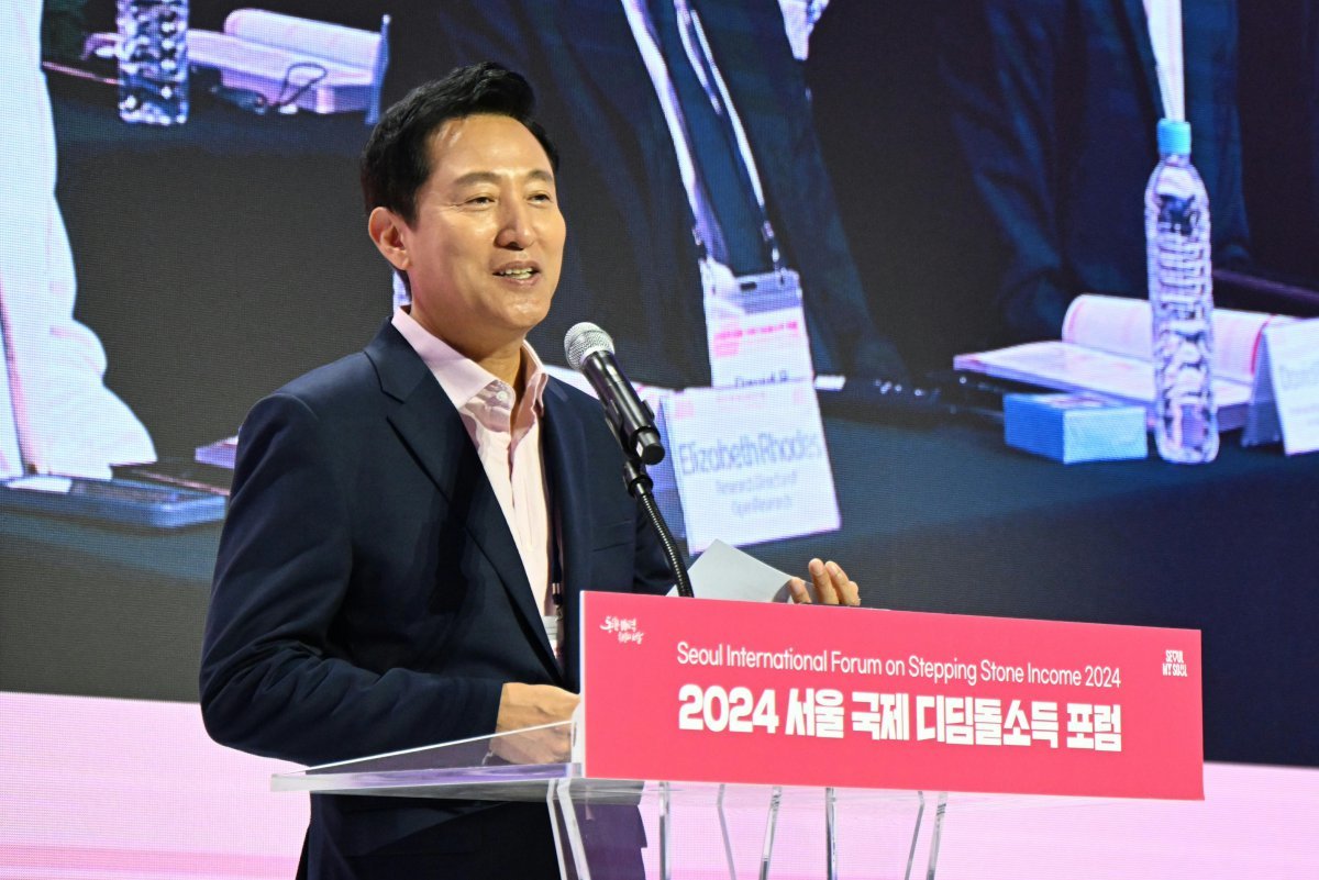 7일 오전 서울 중구 동대문디자인플라자(DDP) 아트홀에서 열린 ‘2024 서울 국제 디딤돌소득 포럼’에서 오세훈 서울시장이 발언하고 있다. 오 시장은 “소득 상승과 근로 의욕 고취라는 긍정적이고 유의미한 효과가 입증됐다”며 “서울디딤돌소득이 전국적으로 확산하기를 바란다”고 말했다. 서울시 제공