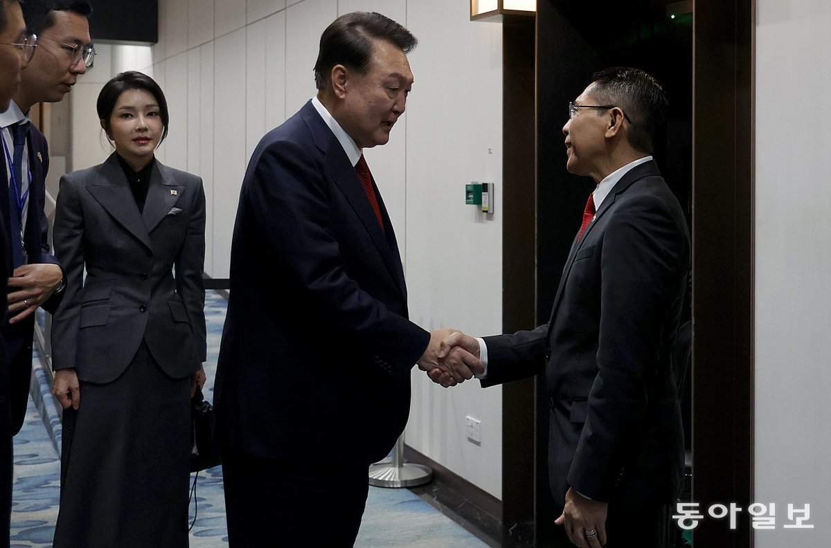 싱가포르를 국빈 방문한 윤석열 대통령과 김건희 여사가 7일(현지시각) 오후 창이국제공항에 도착해 보딩브리지를 통해 나오고 있다. 송은석 기자 silverstone@donga.com