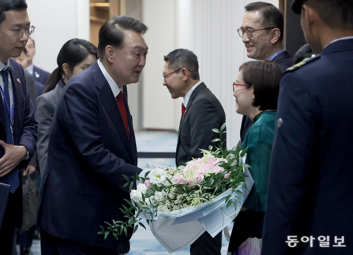 싱가포르를 국빈 방문한 윤석열 대통령과 김건희 여사가 7일(현지시각) 오후 창이국제공항에 도착해 에릭 테오 싱가포르 주한 대사 부부와 인사를 나누고 있다. 송은석 기자 silverstone@donga.com