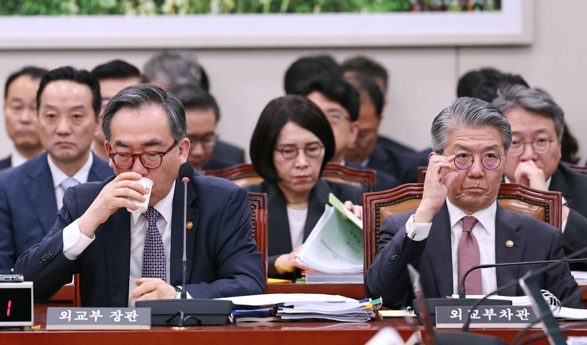 외교부 조태열 장관(왼쪽)과 김홍균 1차관이 7일 오전 서울 여의도 국회에서 열린 외교통일위원회회의 외교부 등에 대한 국정감사에 자리하고 있다. 2024.10.7/뉴스1