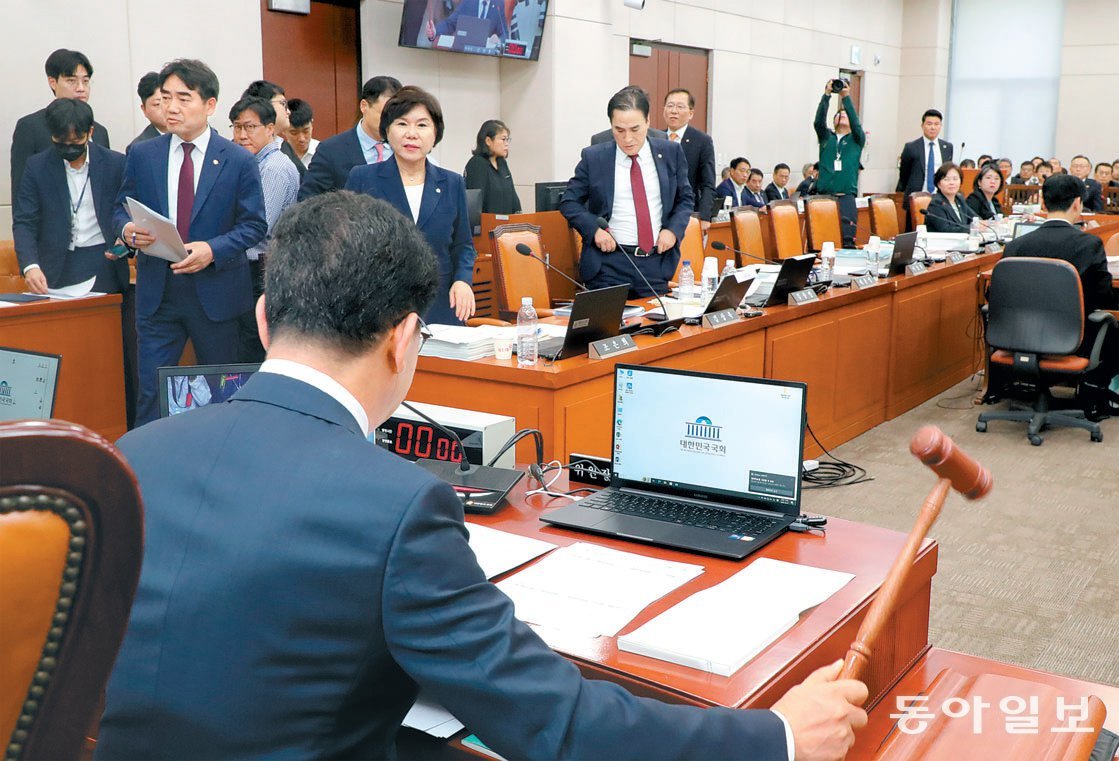 ‘尹관저 공사 의혹’ 업체 찾아간 野… 與, 동행명령장 반발 퇴장 22대 국회 첫 국정감사가 시작된 7일 여야 간 ‘증인 동행명령’을 둘러싼 충돌이 빚어졌다. 위쪽 사진은 국회 행정안전위원회 야당 간사인 더불어민주당 윤건영 의원(왼쪽)이 대통령 관저 불법 증축 의혹 관련 증인으로 채택됐으나 불출석한 김태영·이승만 21그램 대표의 동행명령장을 집행하기 위해 서울 성동구 성수동 21그램 사무실을 찾아가 벨을 누르는 모습. 아래쪽 사진은 이에 앞서 이날 오전 21그램 대표들에 대한 동행명령장이 야당 단독으로 의결돼 발부되자 행안위 소속 국민의힘 의원들이 항의하며 국감장을 떠나는 모습이다. 뉴스1·이훈구 기자 ufo@donga.com