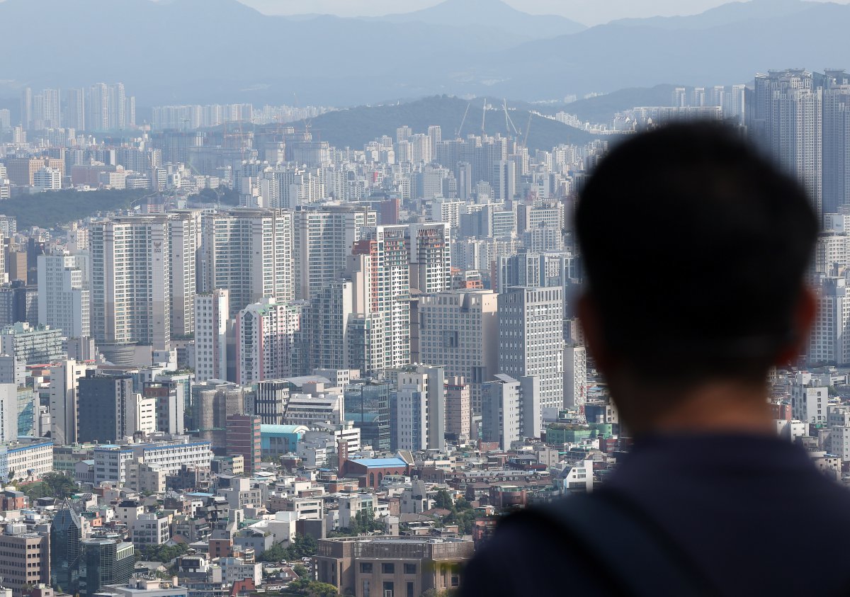 소비자들의 집값 상승 전망이 집값이 폭등했던 2021년 하반기 수준까지 올랐다. 미국의 금리 인하 사이클 돌입을 비롯해 우리나라 등의 연내 금리 인하 전망이 높아진데다, 최근 수도권 아파트 매매거래 증가와 함께 가격 상승세 지속에 따른 영향이다. 다만 정부의 가계대출 관리 강화 영향으로 주택매매가 둔화되면서 주택가격 전망 오름폭은 둔화됐다. 25일 한국은행이 발표한 ‘9월 소비자동향조사’에 따르면 주택가격전망CSI는 119로 전달보다 1포인트 올랐다. 지난 2021년 10월 기록한 125 이후 최대치다. 주택가격 전망은 4월 101로 지난해 11월(102) 이후 5개월 만에 100선 위로 올라온 후 6개월 연속 100선 위에서 움직이고 있다. 사진은 25일 서울 남산에서 바라본 서울 시내 아파트 단지 모습. 2024.09.25. 뉴시스