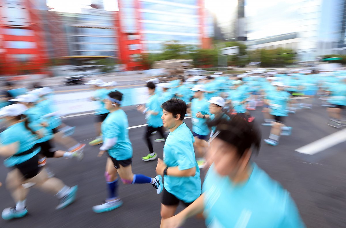 29일 오전 서울 영등포구 여의도공원 문화의마당에서 열린 2024 뉴발란스 마라톤 런 유어 웨이(Run Your Way)에서 참가자들이 힘차게 출발하고 있다. 2024.9.29.뉴스1