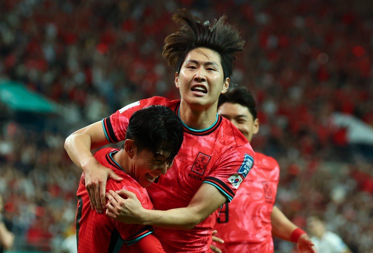 대한민국 축구대표팀 이강인이 11일 오후 서울 마포구 서울월드컵경기장에서 열린 2026 국제축구연맹(FIFA) 북중미 월드컵 아시아 지역 2차 예선 조별리그 C조 6차전 한국과 중국의 경기에서 후반전 선취골을 넣고 주장 손흥민과 기뻐하고 있다. 2024.06.11.[서울=뉴시스]