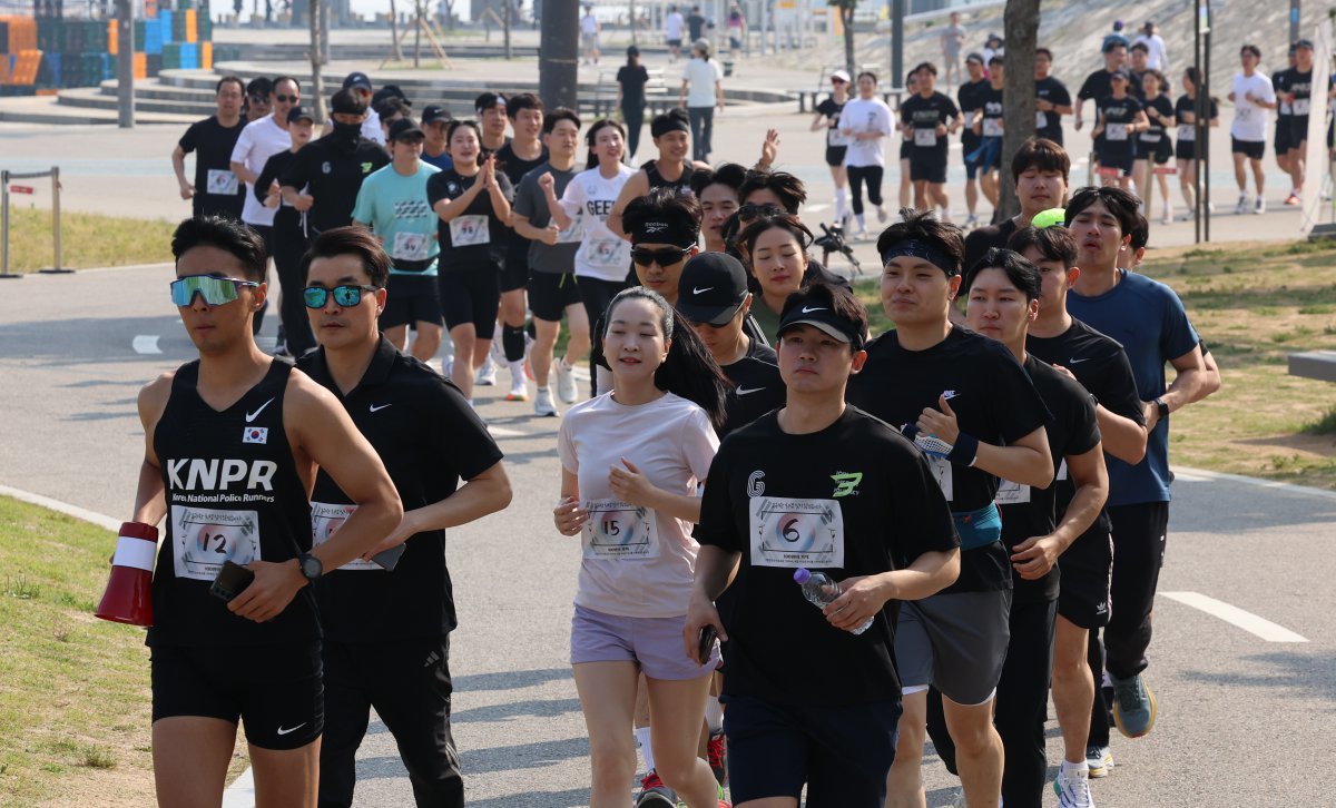 서울 지역 경찰관들로 구성된 경찰관 러닝크루 ‘KNPR’회원들이 6일 서울 서초구 반포한강시민공원 예빛섬 광장에서 러닝을 하고 있다.    서서울 지역 경찰관들로 구성된 경찰관 러닝크루 ‘KNPR’(Korea National Police Runners)와 서울 혜화·동작·서초·방배경찰서는 순직 경찰관 자녀와 가족을 돕는 기부 러닝 행사에서 경찰관과 일반 시민 러너 약 120명이 모여 서울 서초구 예빛섬에서 출발해 동작구 국립서울현충원 일대 6.6.㎞를 달리는 방식으로 진행된다고 밝혔다. 2024.06.06. [서울=뉴시스]