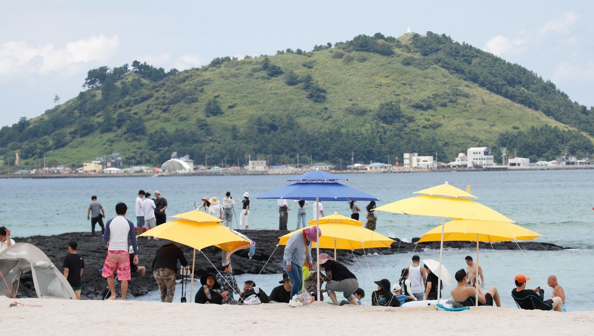 9월에도 가시지 않는 더위로 열대야 현상이 발생한 3일 제주시 한림읍 협재해수욕장에 관광객들이 찾아와 물놀이를 즐기고 있다.   기상청에 따르면 올해 제주(북부) 열대야 발생 일수는 57일로 1923년 기상 관측 이후 역대 최다 기록인 2022년 56일을 넘겼다. 2024.09.03. [제주=뉴시스]