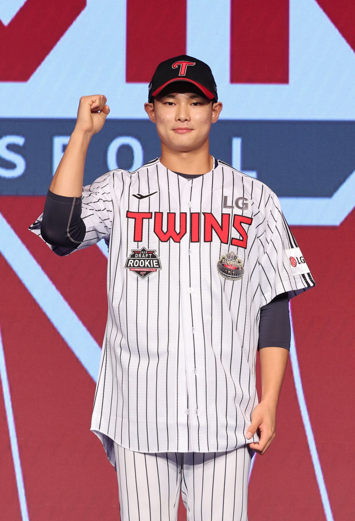 11일 오후 서울 송파구 롯데호텔월드에서 열린 ‘2025 KBO 신인 드래프트’에서 LG 트윈스 1라운드 지명된 서울고 김영우가 포즈를 취하고 있다. 2024.09.11. [서울=뉴시스]