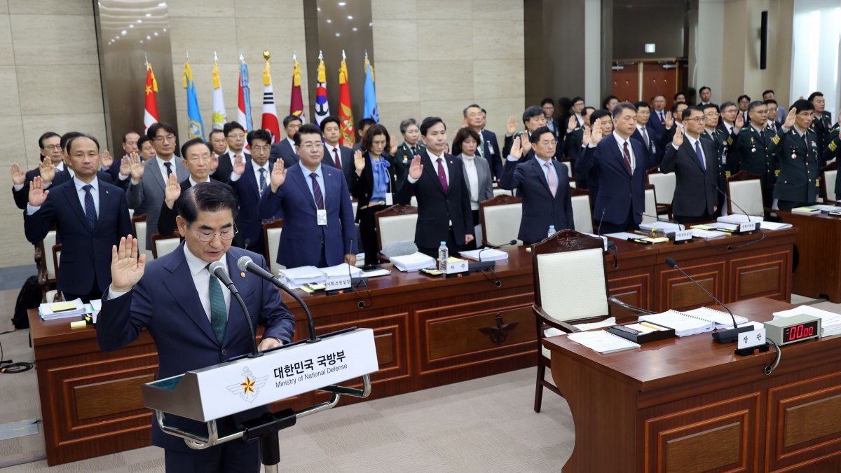 김용현 국방부 장관이 8일 서울 용산구 국방부에서 열린 국정감사에서 증인선서를 하고 있다. 2024.10.8/뉴스1