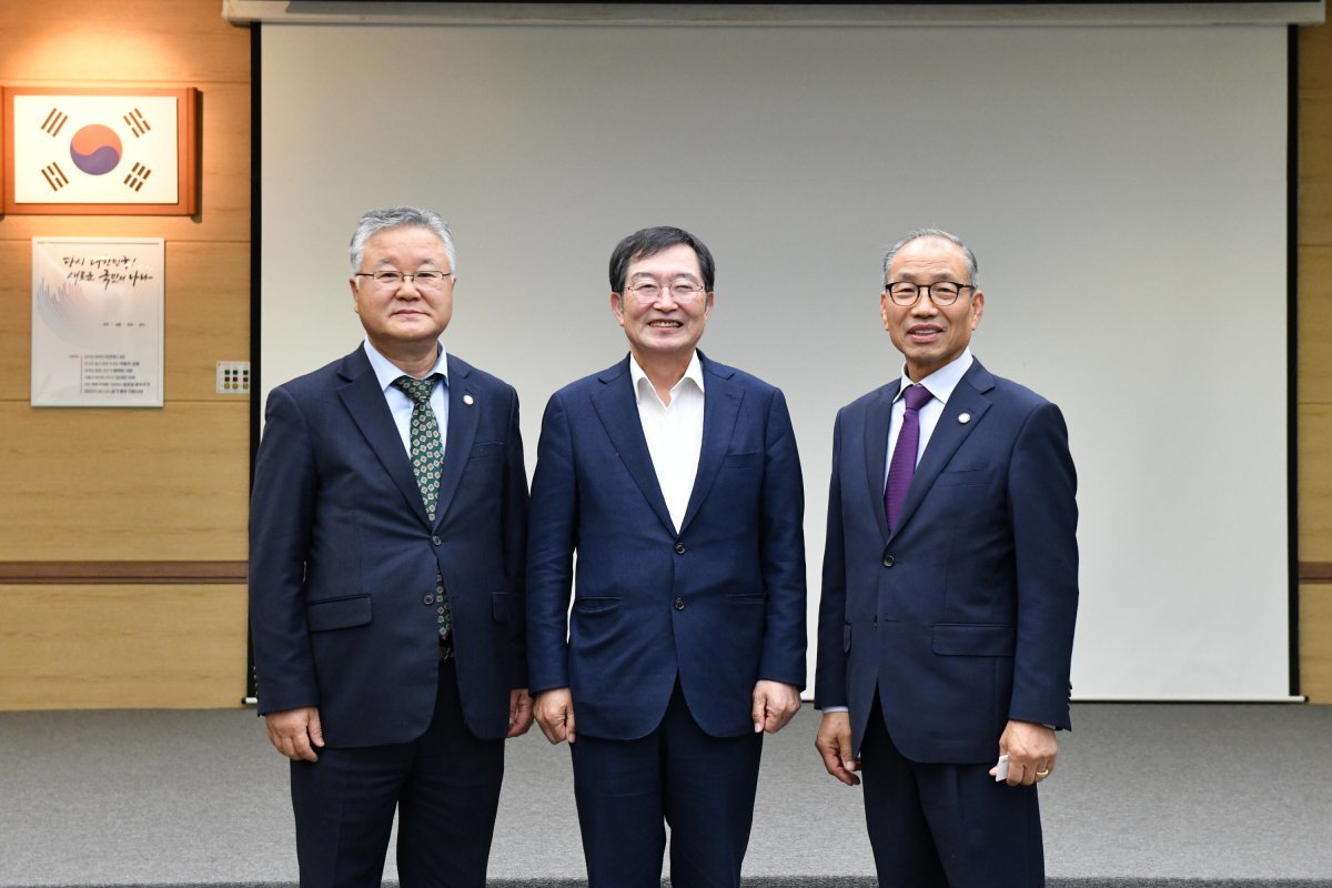 전쟁기념사업회장이 (사)재독한인총연합회 정성규회장(왼쪽 세 번째), 재독한인총연합회 국제협력위원장 장순휘 박사(왼쪽 첫 번째)와 기념사진을 찍고 있다.