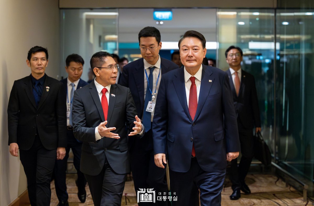 싱가포르를 국빈 방문한 윤석열 대통령이 7일(현지시간) 싱가포르 창이 국제공항에 도착해 영접 나온 말리 키 싱가포르 명예수행장관과 대화하며 공항을 나서고 있다. (대통령실 홈페이지) 2024.10.8/뉴스1