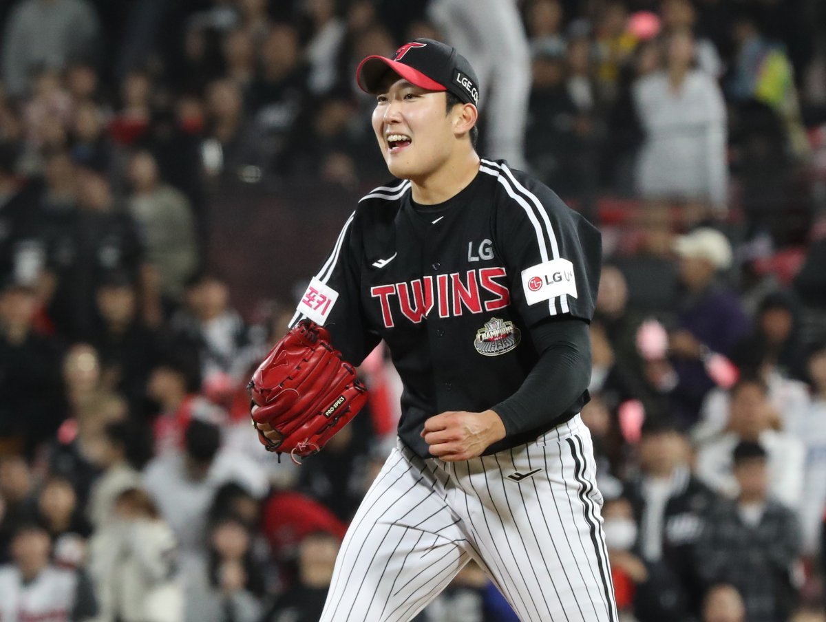 8일 오후 경기 수원시 장안구 KT위즈파크에서 열린 프로야구 ‘2024 신한 SOL 뱅크 KBO 포스트시즌’ 준플레이오프 3차전 LG 트윈스와 KT 위즈의 경기, 8회말을 무실점으로 마무리한 LG 손주영이 기뻐하고 있다. 2024.10.8 뉴스1