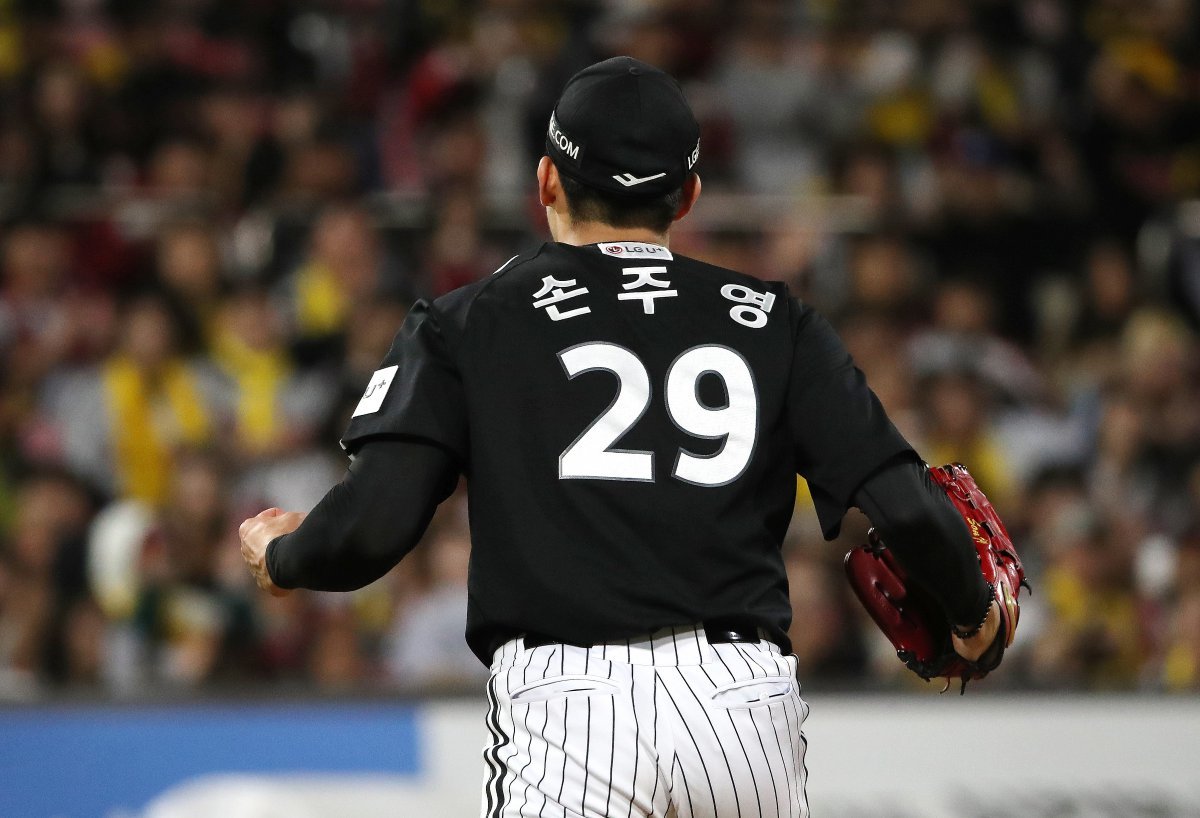 8일 오후 경기 수원시 장안구 KT위즈파크에서 열린 프로야구 ‘2024 신한 SOL 뱅크 KBO 포스트시즌’ 준플레이오프 3차전 LG 트윈스와 KT 위즈의 경기 8회말 2사 주자 없는 상황 LG 손주영이 kt 오윤석을 삼진으로 잡아내고 환호하고 있다. 2024.10.8 뉴스1