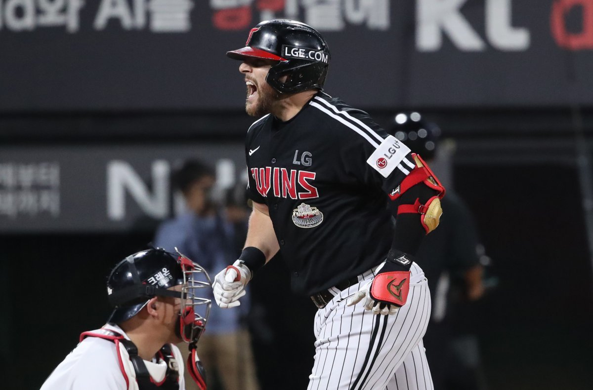 8일 오후 경기 수원시 장안구 KT위즈파크에서 열린 프로야구 ‘2024 신한 SOL 뱅크 KBO 포스트시즌’ 준플레이오프 3차전 LG 트윈스와 KT 위즈의 경기 5회초 1사 1,2루 상황 LG 오스틴이 kt 벤자민을 상대로 역전 3점홈런을 치고 환호하고 있다. 2024.10.8 뉴스1