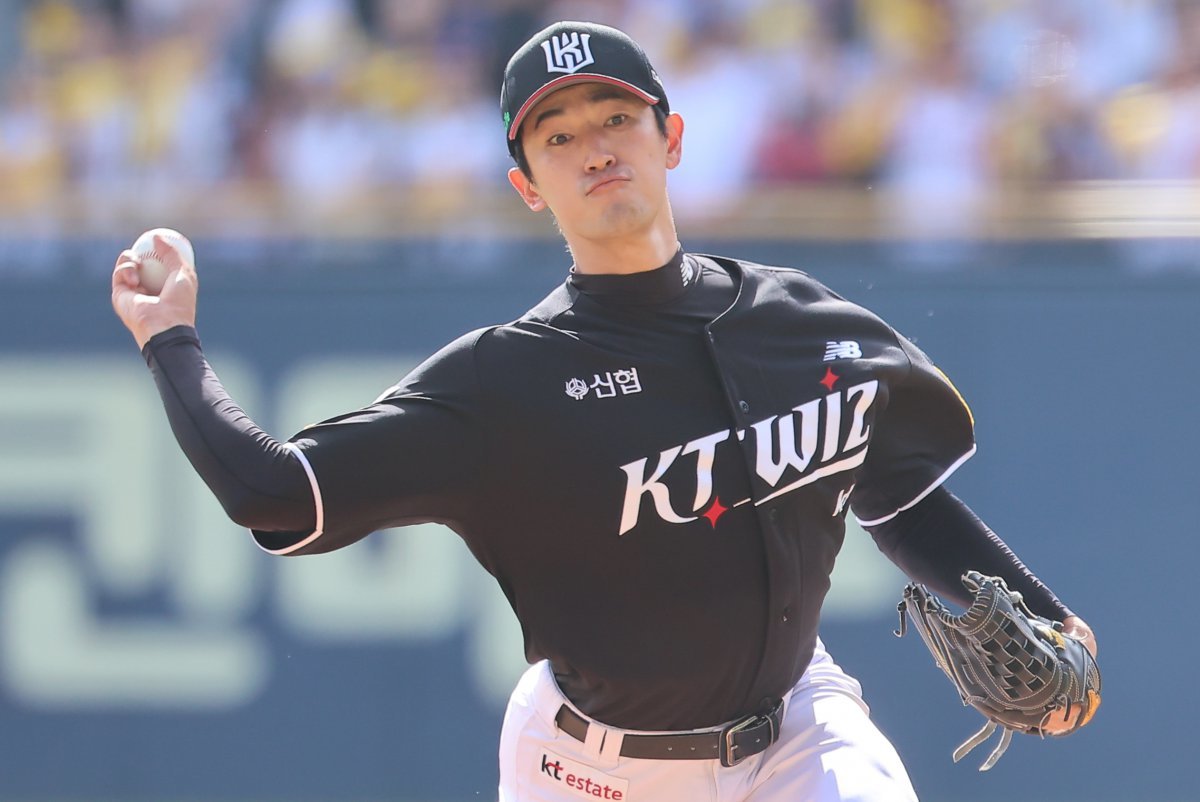 5일 오후 서울 송파구 잠실야구장에서 열린 프로야구 ‘2024 신한 SOL 뱅크 KBO 포스트시즌’ 준플레이오프 1차전 kt 위즈와 LG 트윈스의 경기, kt 선발투수 고영표가 1회말 등판해 역투하고 있다. 2024.10.5. 뉴스1