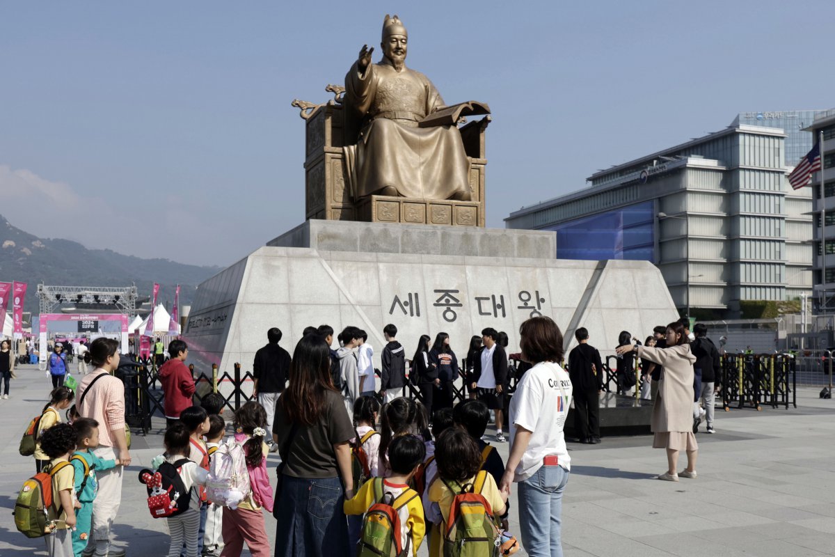 한글날을 하루 앞둔 8일 서울 광화문 광장 세종대왕 동상 앞에서 어린이들과 시민들이 기념사진을 찍기 위해 기다리고 있다. 2024.10.08. [서울=뉴시스]