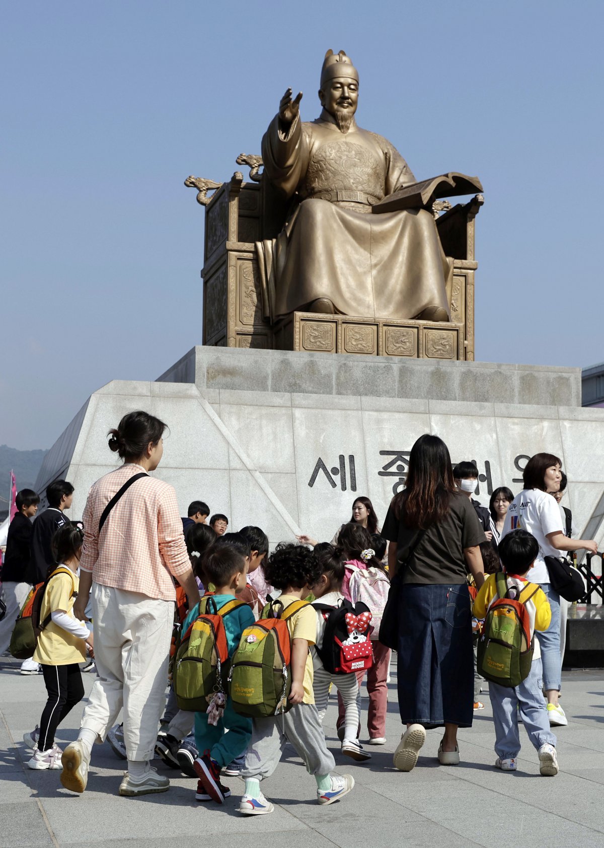 한글날을 하루 앞둔 8일 서울 광화문 광장 세종대왕 동상 앞에서 어린이들과 시민들이 기념사진을 찍기 위해 기다리고 있다. 2024.10.08. [서울=뉴시스]